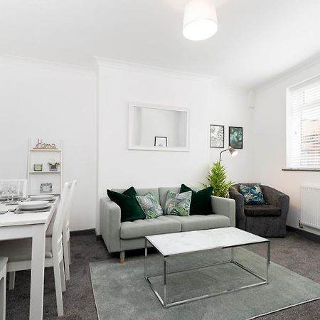 Modern Centrally Located 3 Bed Property With Tvs In Each Bedroom Super Fast Wifi And Crisp White Hotel Linen Hosted By Our Home Short Stays Darlington  Exterior photo