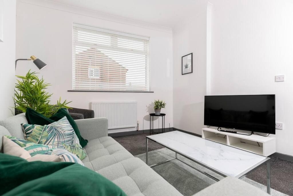 Modern Centrally Located 3 Bed Property With Tvs In Each Bedroom Super Fast Wifi And Crisp White Hotel Linen Hosted By Our Home Short Stays Darlington  Exterior photo