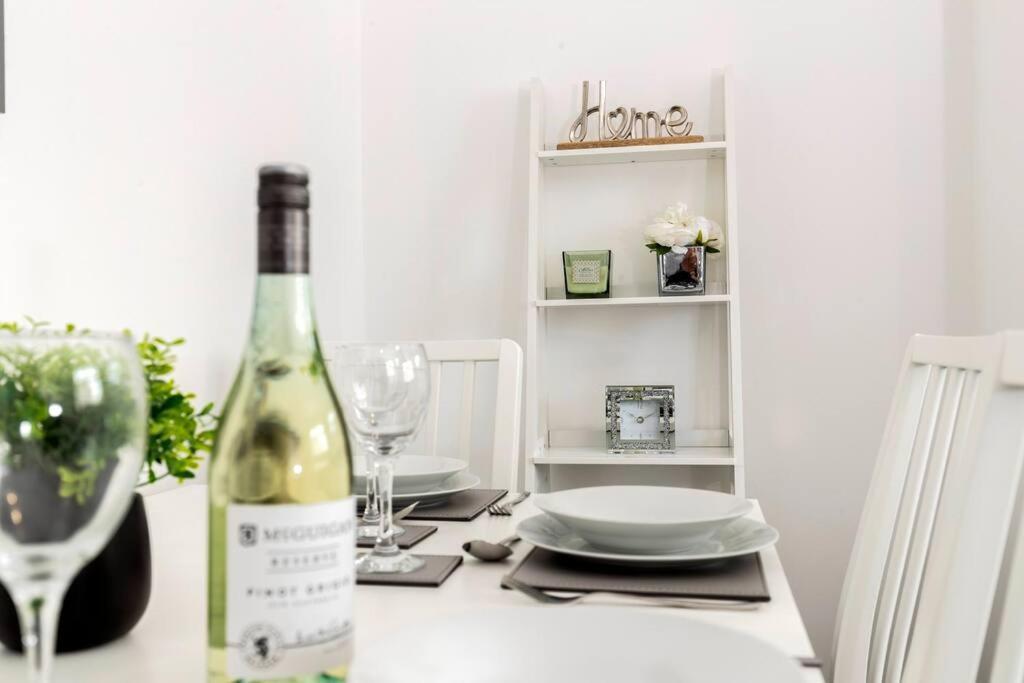 Modern Centrally Located 3 Bed Property With Tvs In Each Bedroom Super Fast Wifi And Crisp White Hotel Linen Hosted By Our Home Short Stays Darlington  Exterior photo