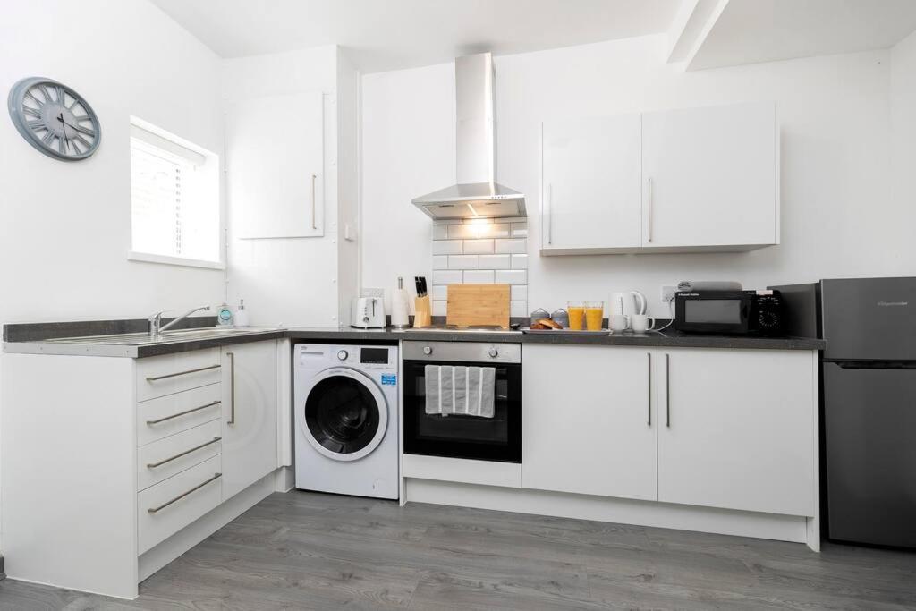 Modern Centrally Located 3 Bed Property With Tvs In Each Bedroom Super Fast Wifi And Crisp White Hotel Linen Hosted By Our Home Short Stays Darlington  Exterior photo
