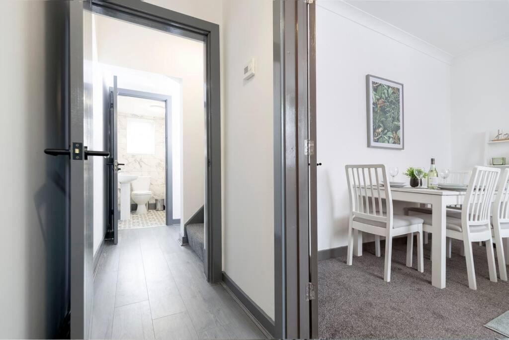 Modern Centrally Located 3 Bed Property With Tvs In Each Bedroom Super Fast Wifi And Crisp White Hotel Linen Hosted By Our Home Short Stays Darlington  Exterior photo