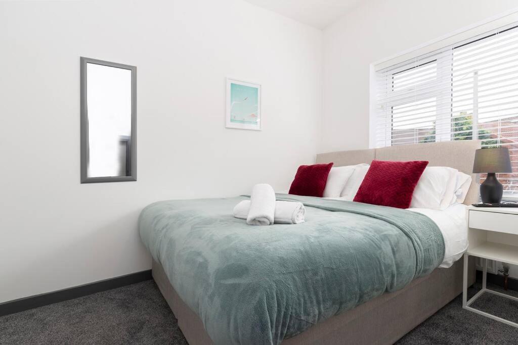 Modern Centrally Located 3 Bed Property With Tvs In Each Bedroom Super Fast Wifi And Crisp White Hotel Linen Hosted By Our Home Short Stays Darlington  Exterior photo