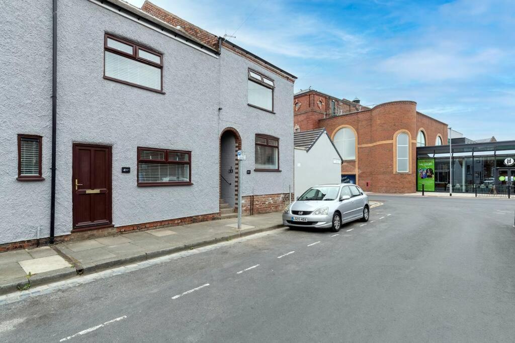 Modern Centrally Located 3 Bed Property With Tvs In Each Bedroom Super Fast Wifi And Crisp White Hotel Linen Hosted By Our Home Short Stays Darlington  Exterior photo