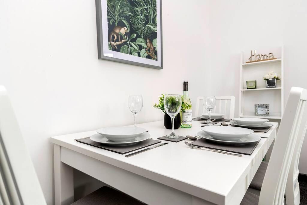 Modern Centrally Located 3 Bed Property With Tvs In Each Bedroom Super Fast Wifi And Crisp White Hotel Linen Hosted By Our Home Short Stays Darlington  Exterior photo