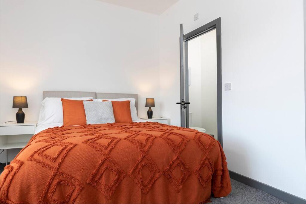Modern Centrally Located 3 Bed Property With Tvs In Each Bedroom Super Fast Wifi And Crisp White Hotel Linen Hosted By Our Home Short Stays Darlington  Exterior photo